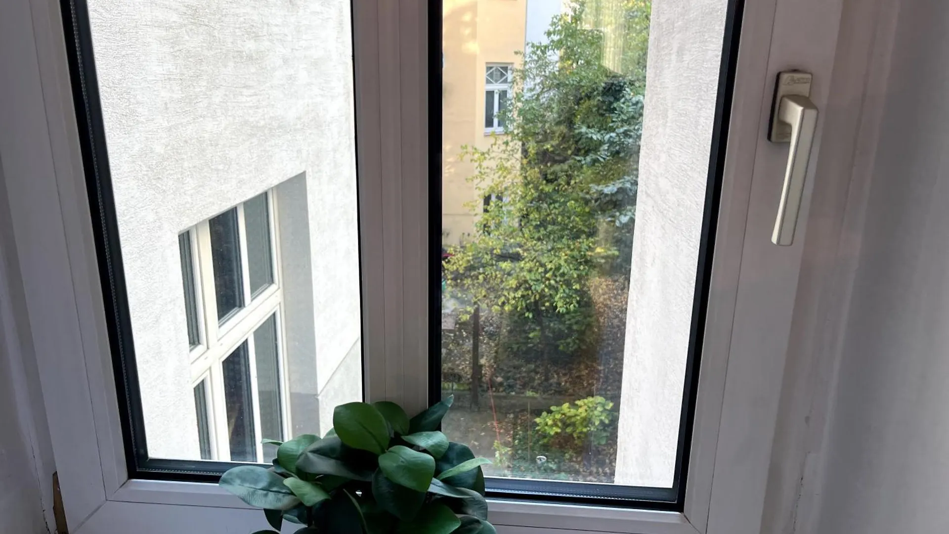 Cozy Two-Bedroom Apartment Near Metro Βιέννη