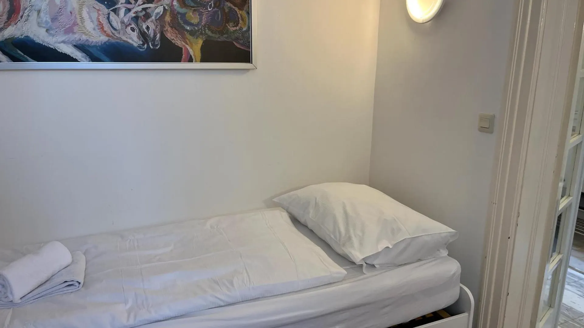 Cozy Two-Bedroom Apartment Near Metro Βιέννη