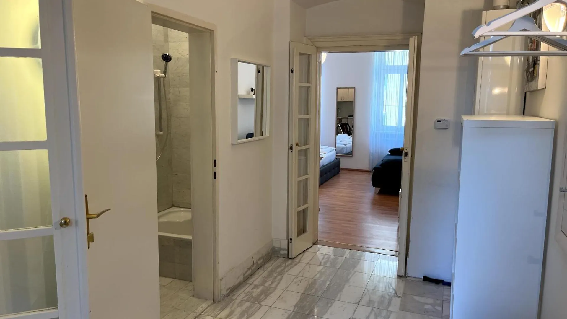 וינה Cozy Two-Bedroom Apartment Near Metro
