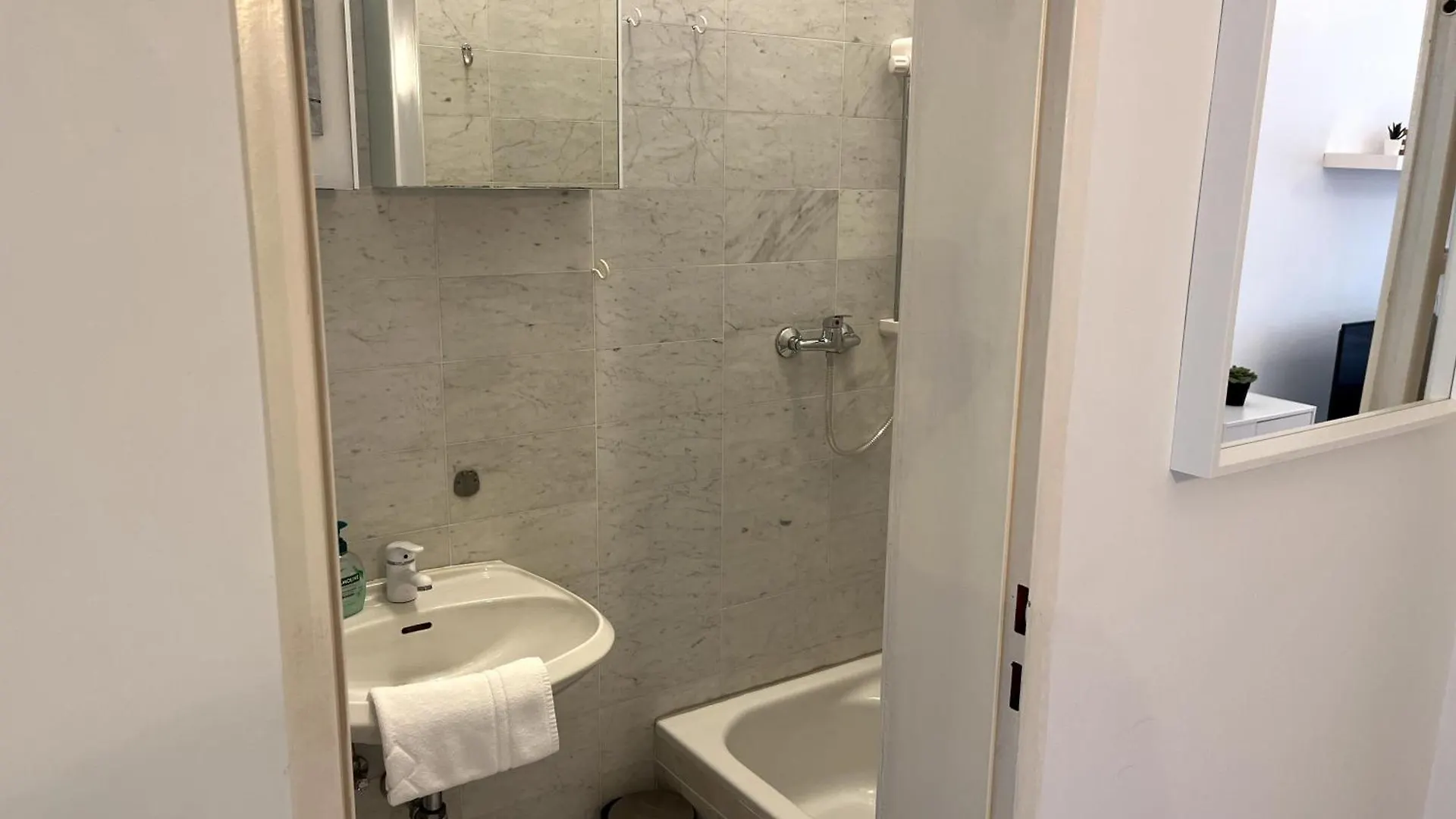 וינה Cozy Two-Bedroom Apartment Near Metro 0*,