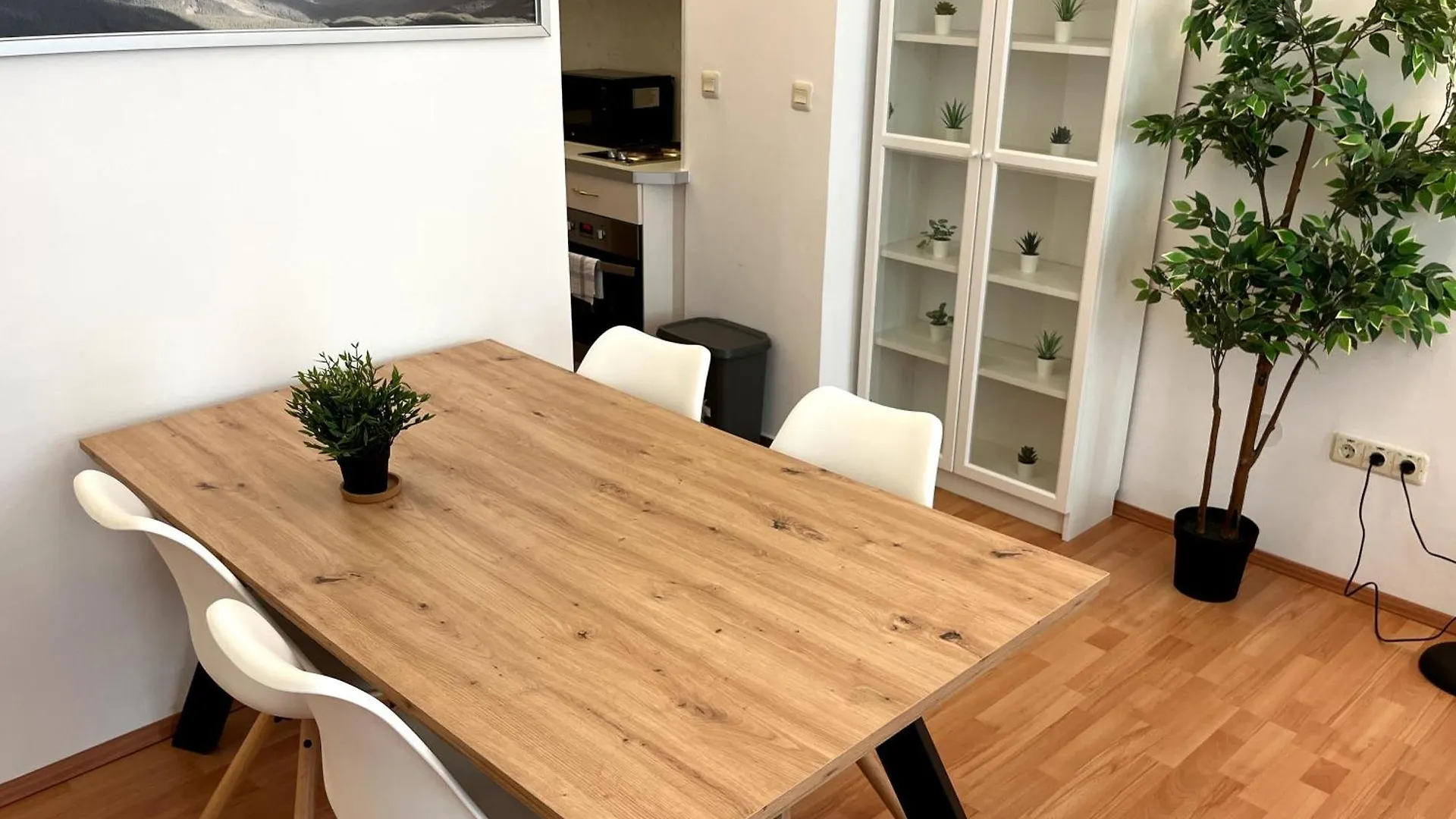 וינה Cozy Two-Bedroom Apartment Near Metro