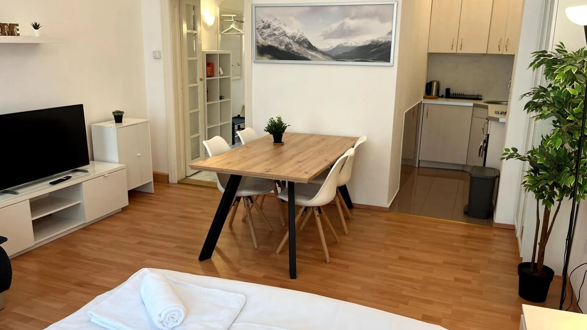 וינה Cozy Two-Bedroom Apartment Near Metro
