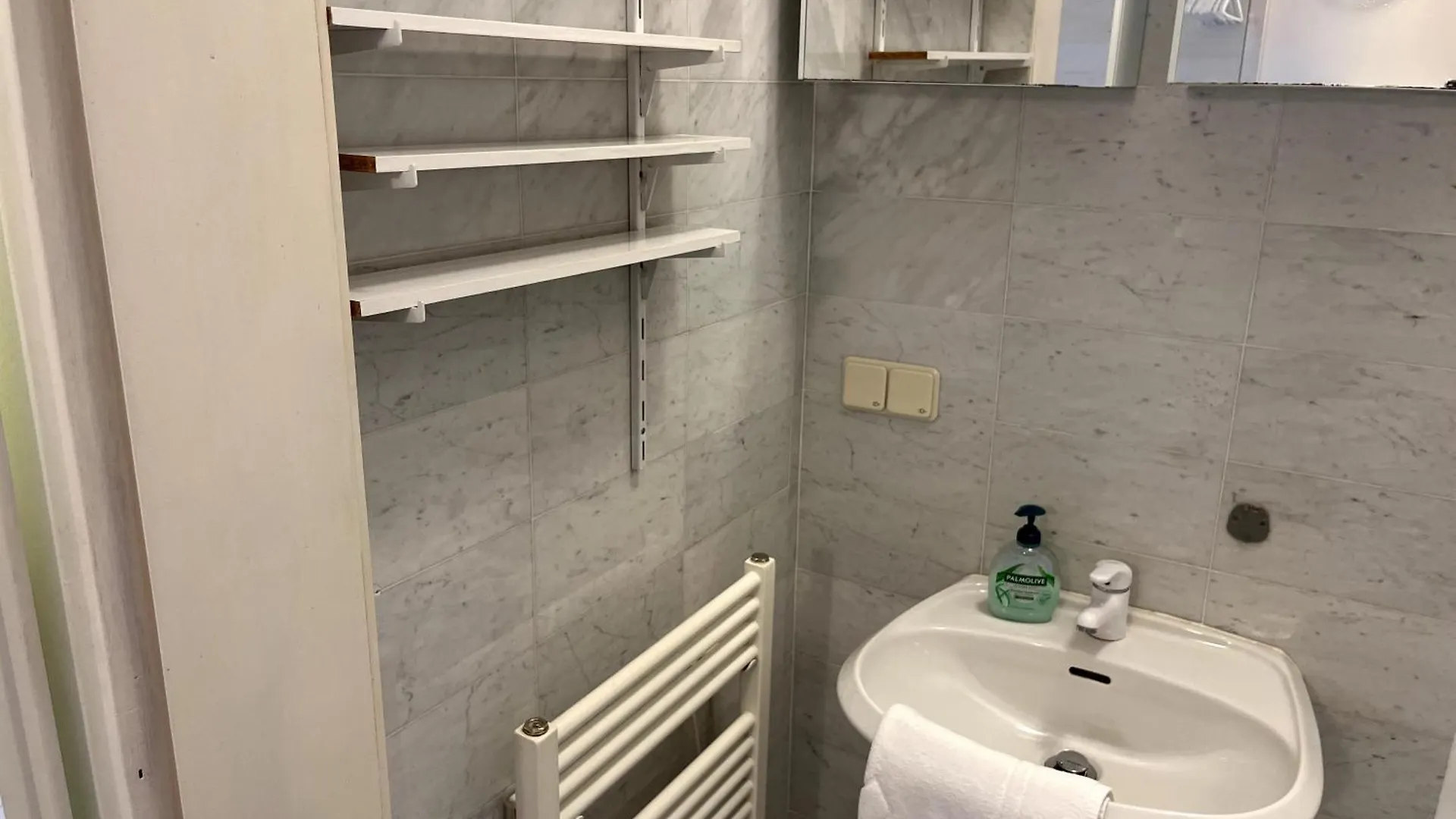 וינה Cozy Two-Bedroom Apartment Near Metro